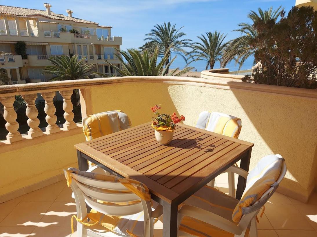 Estupendo Apartamento En Primera Linea De Playa Y Con Vistas Al Mar Dénia Eksteriør billede