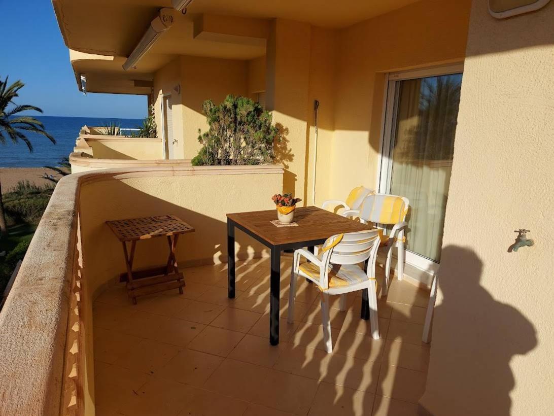 Estupendo Apartamento En Primera Linea De Playa Y Con Vistas Al Mar Dénia Eksteriør billede